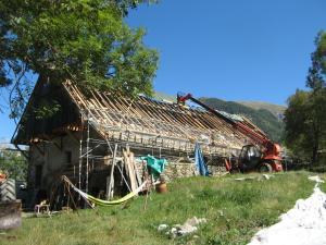 Le premier chantier titanesque : la toiture en ardoises de la