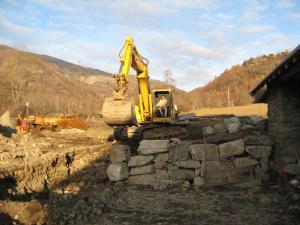Quand on a pas le choix... faut y aller... aux commande de cette pelle de 40 tonnes...