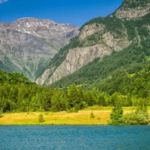 Lac d'altitude dans la vallée